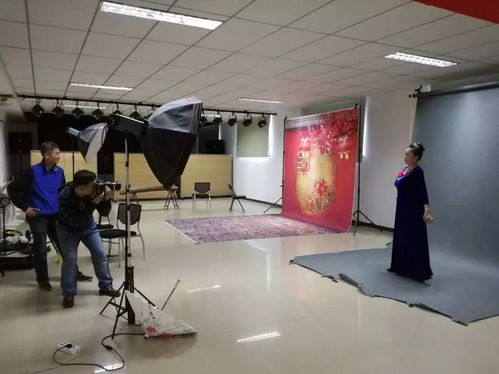 香山街道社區(qū)服務(wù)中心為老年志愿者拍攝藝術(shù)照，定格最美夕陽紅